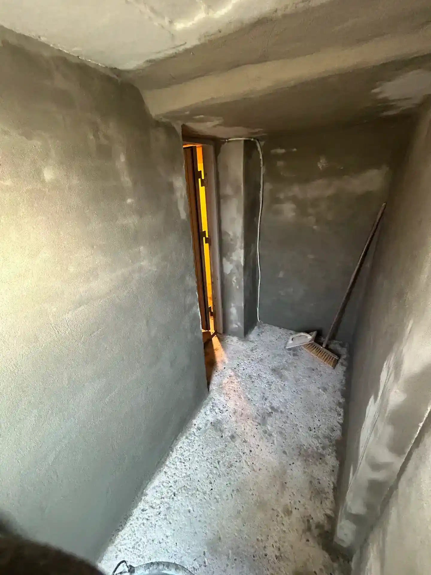 1. Ny istandsat væg i byggeri, klar til maling eller vægfinisher.