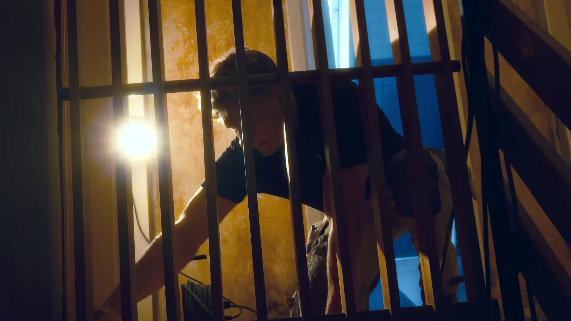 Håndværker arbejder på trappekonstruktion i træ – Murermester Mikkel Bro ApS til kvalitetsbyggeri.