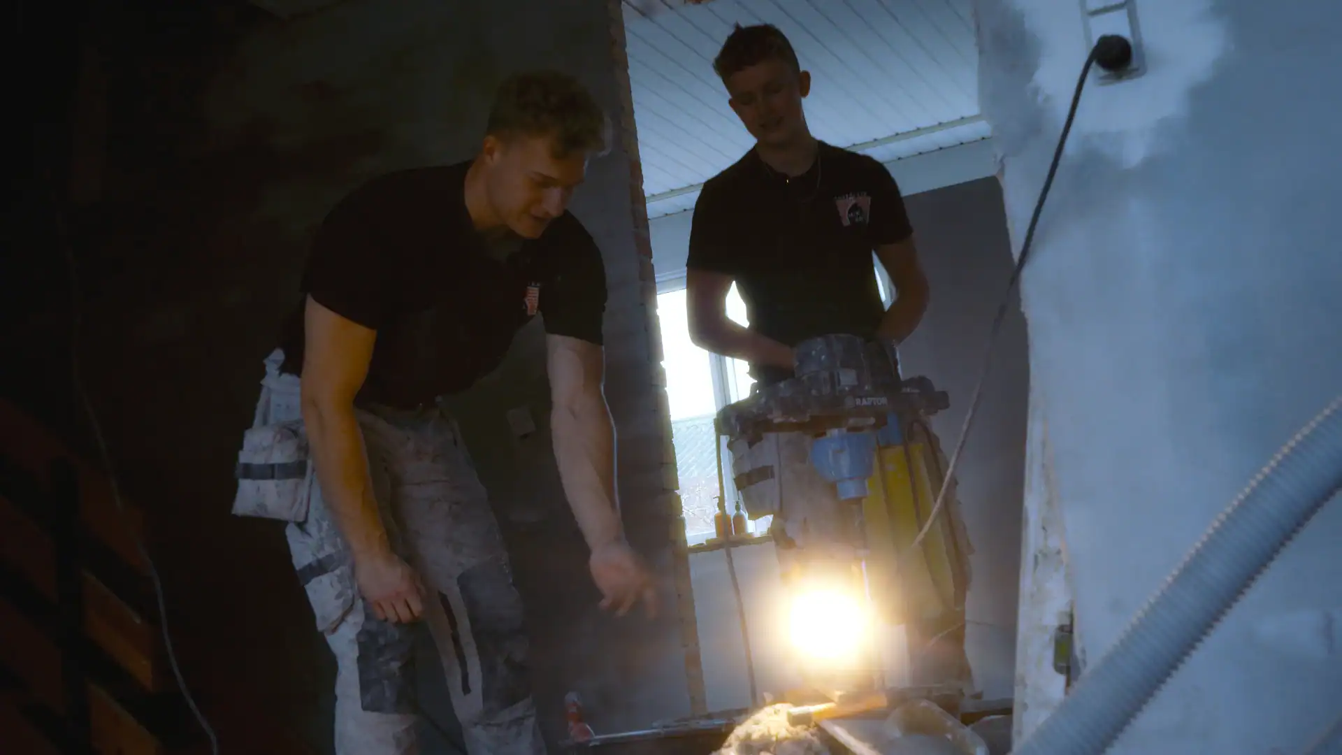 Murerarbejde med professionelle håndværkere i gang i et boligrenoveringsprojekt.