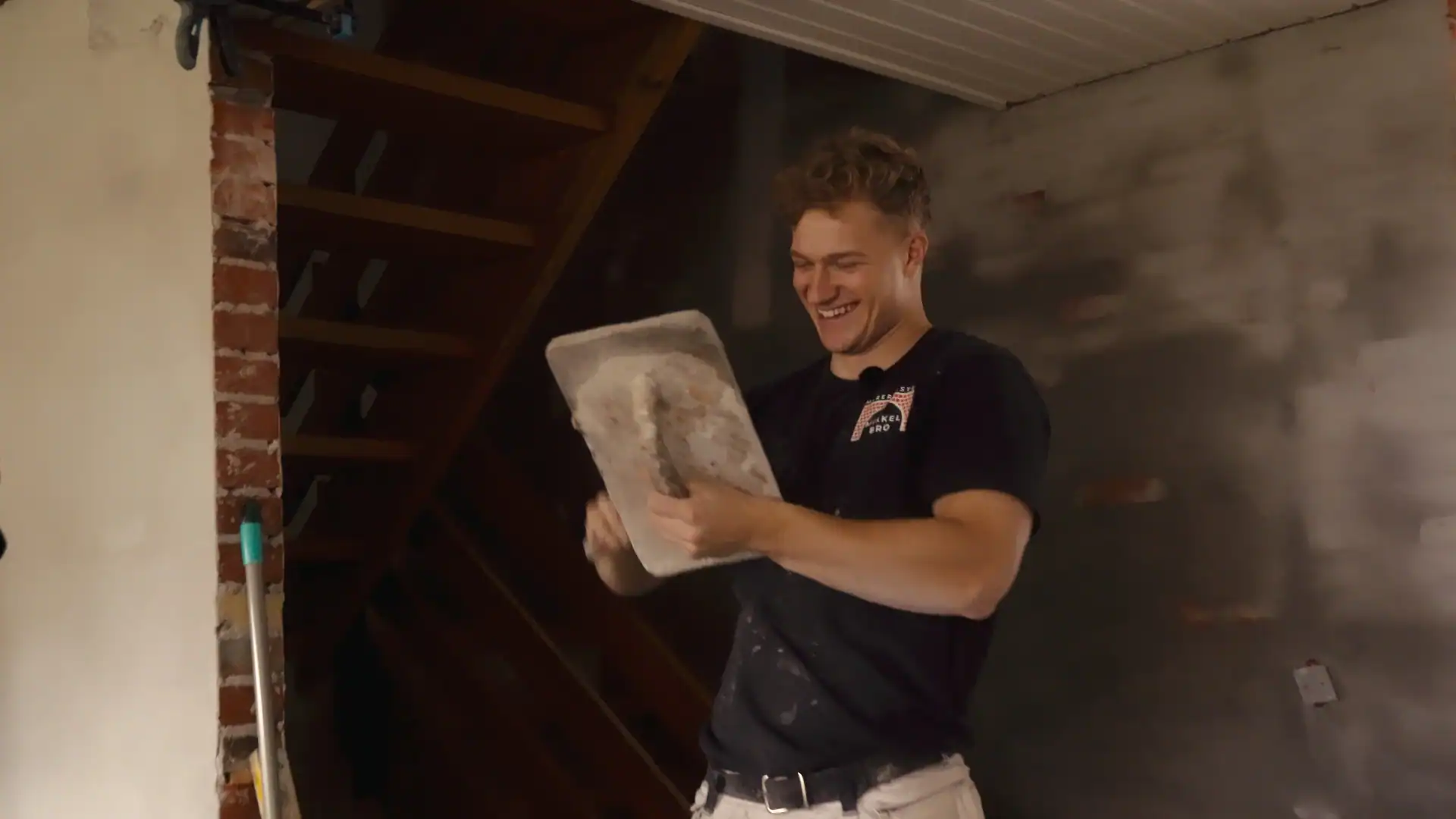 Professionel murer under opførelse af nyt murværk i hjemmet.