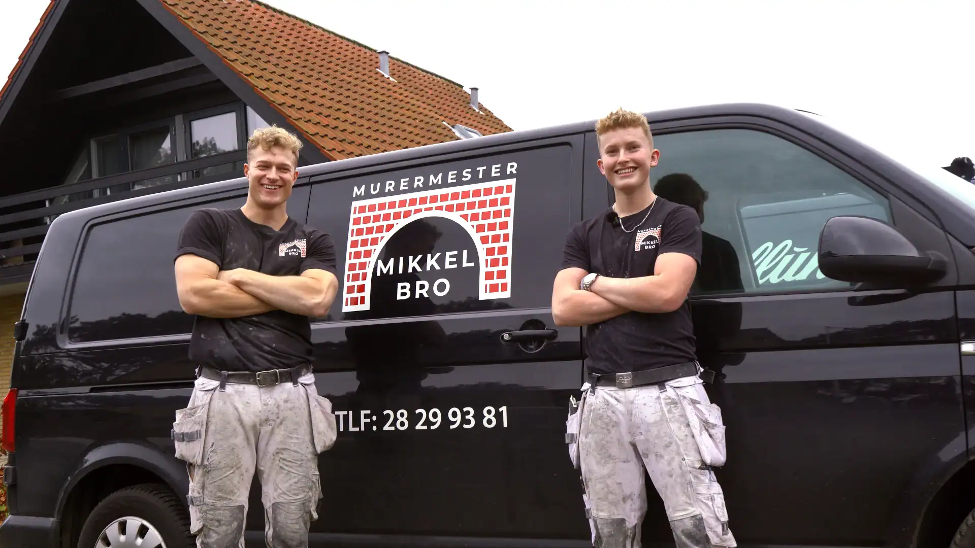 Murer Mikkel Bro team foran virksomhedens varevogn med logo og kontaktinfo.
